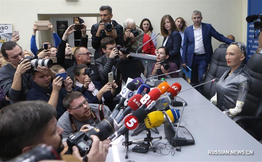 Китайский робот София отправился в Киев