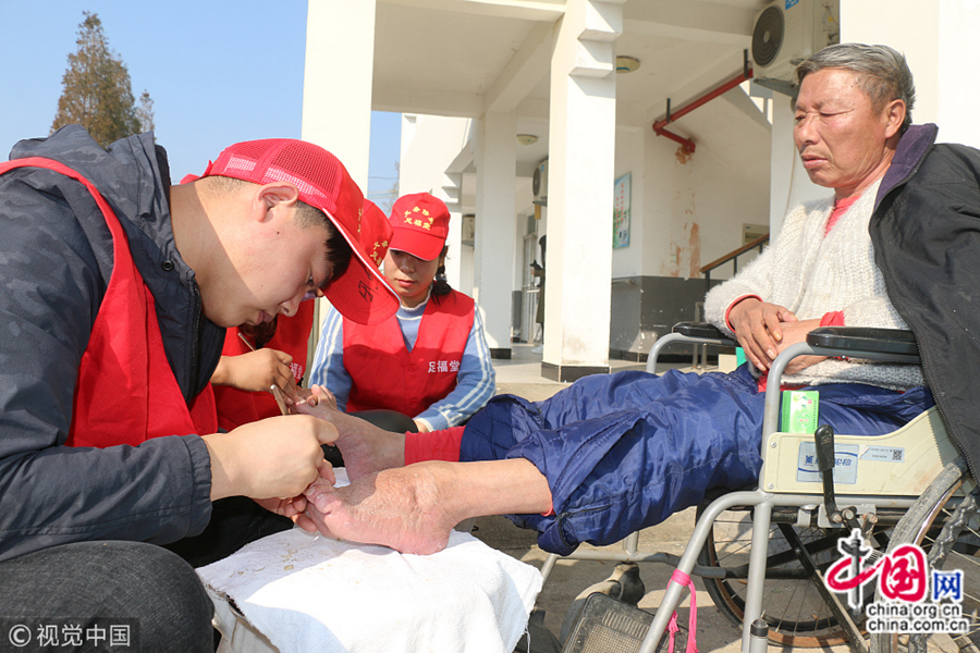 14 октября сердечная бригада обслуживания из индустрии услуг уезда Гуаньюнь города Ляньюньган провинции Цзянсу из более чем 40 волонтеров приехала в дом престарелых. Они сделали стрижки и педикюр жильцам, чтобы позволять им ощутить заботу и теплоту общества. 