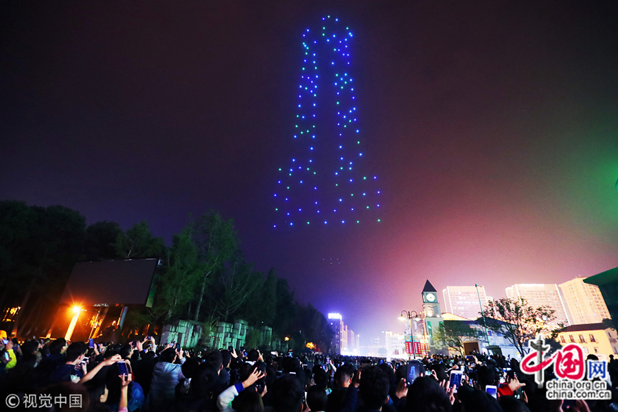 150 беспилотников, выстраивая в воздухе различные фигуры и конфигурации, продемонстрировали символы Чунцина – горячий самовар,  мост Цяньсымэнь и др. 