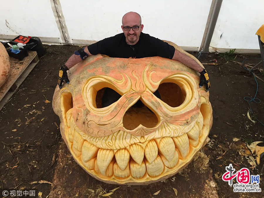 16 октября по местному времени, в городе Йорк (Англия) мастер по вырезанию из тыквы Кристиан Рассел сотворил гигантский светильник Джека (вырезанная в виде головы тыква с подсветкой) из тыквы весом примерно 1100 кг. 16 октября по местному времени, в городе Йорк (Англия) мастер по вырезанию из тыквы Кристиан Рассел сотворил гигантский светильник Джека (вырезанная в виде головы тыква с подсветкой) из тыквы весом примерно 1100 кг.