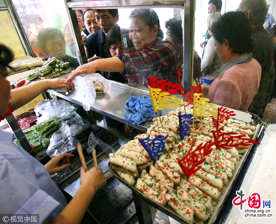 В 9-й день 9 месяца по лунному календарю в Китае отмечается Праздник двойной девятки, который в народе получил еще несколько названий – Праздник Чунъян, День двойного счастья или праздник пожилых людей. 