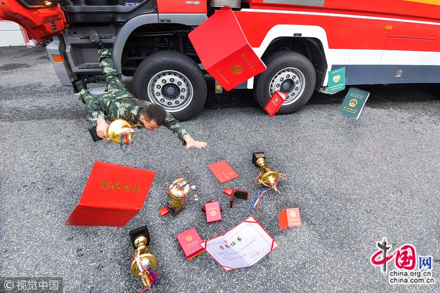 15 октября в городе Гуанчжоу пожарники последовали популярному флешмобу, подражая «Падающим звездам» в Инстаграм. Их фото полны позитива.