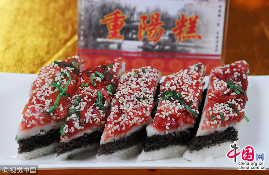 В 9-й день 9 месяца по лунному календарю в Китае отмечается Праздник двойной девятки, который в народе получил еще несколько названий – Праздник Чунъян, День двойного счастья или праздник пожилых людей. 