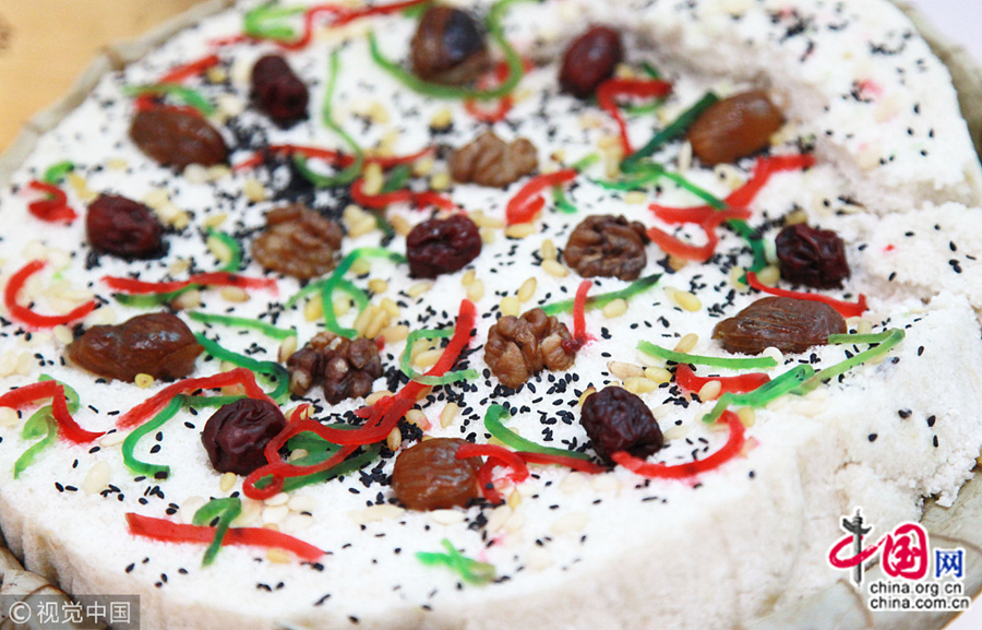 В 9-й день 9 месяца по лунному календарю в Китае отмечается Праздник двойной девятки, который в народе получил еще несколько названий – Праздник Чунъян, День двойного счастья или праздник пожилых людей. 