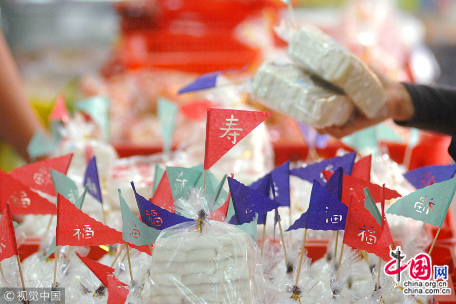 В 9-й день 9 месяца по лунному календарю в Китае отмечается Праздник двойной девятки, который в народе получил еще несколько названий – Праздник Чунъян, День двойного счастья или праздник пожилых людей. 