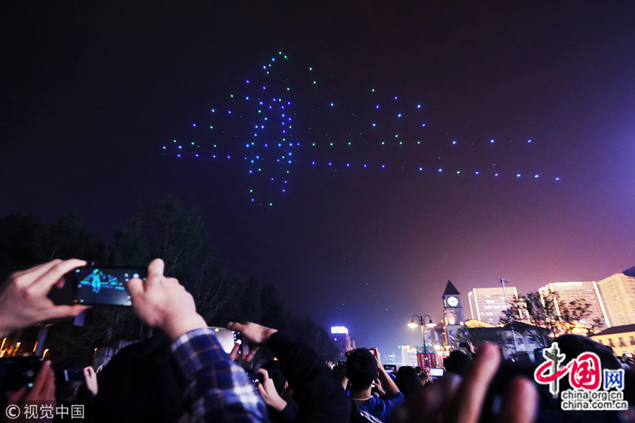 150 беспилотников, выстраивая в воздухе различные фигуры и конфигурации, продемонстрировали символы Чунцина – горячий самовар,  мост Цяньсымэнь и др. 