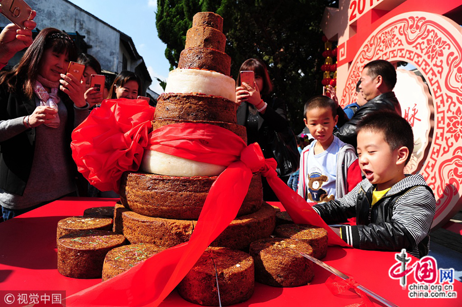 В 9-й день 9 месяца по лунному календарю в Китае отмечается Праздник двойной девятки, который в народе получил еще несколько названий – Праздник Чунъян, День двойного счастья или праздник пожилых людей. 