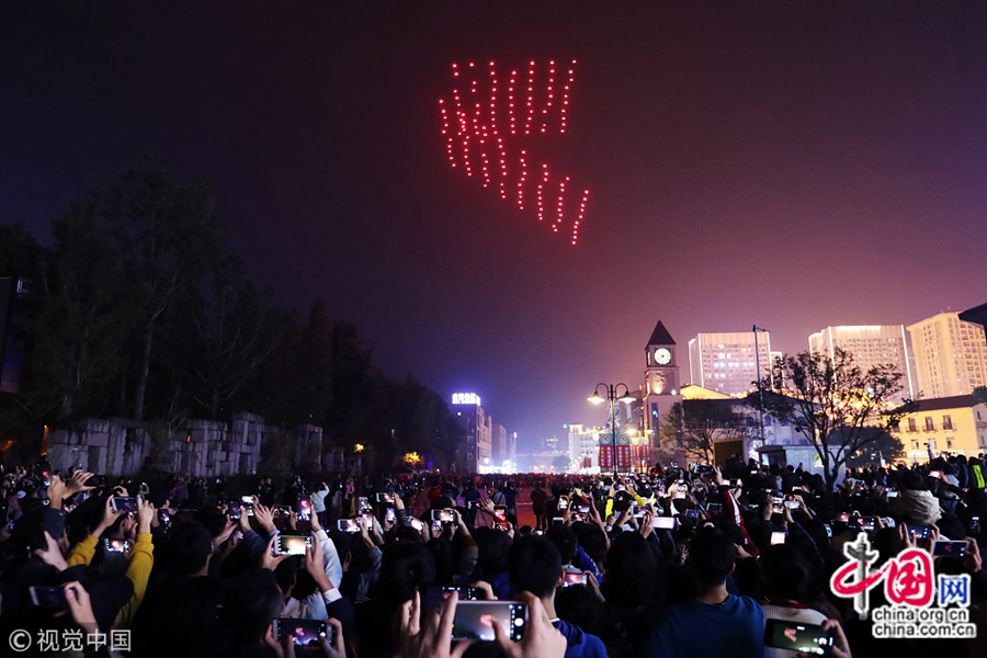 150 беспилотников, выстраивая в воздухе различные фигуры и конфигурации, продемонстрировали символы Чунцина – горячий самовар,  мост Цяньсымэнь и др. 