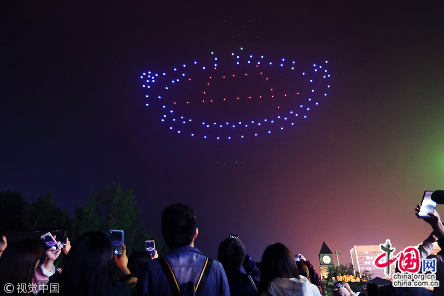 150 беспилотников, выстраивая в воздухе различные фигуры и конфигурации, продемонстрировали символы Чунцина – горячий самовар,  мост Цяньсымэнь и др. 