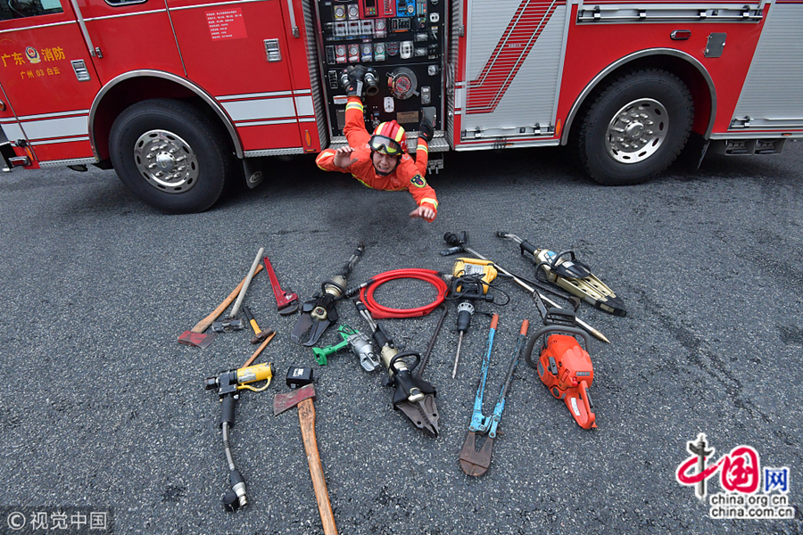 15 октября в городе Гуанчжоу пожарники последовали популярному флешмобу, подражая «Падающим звездам» в Инстаграм. Их фото полны позитива.