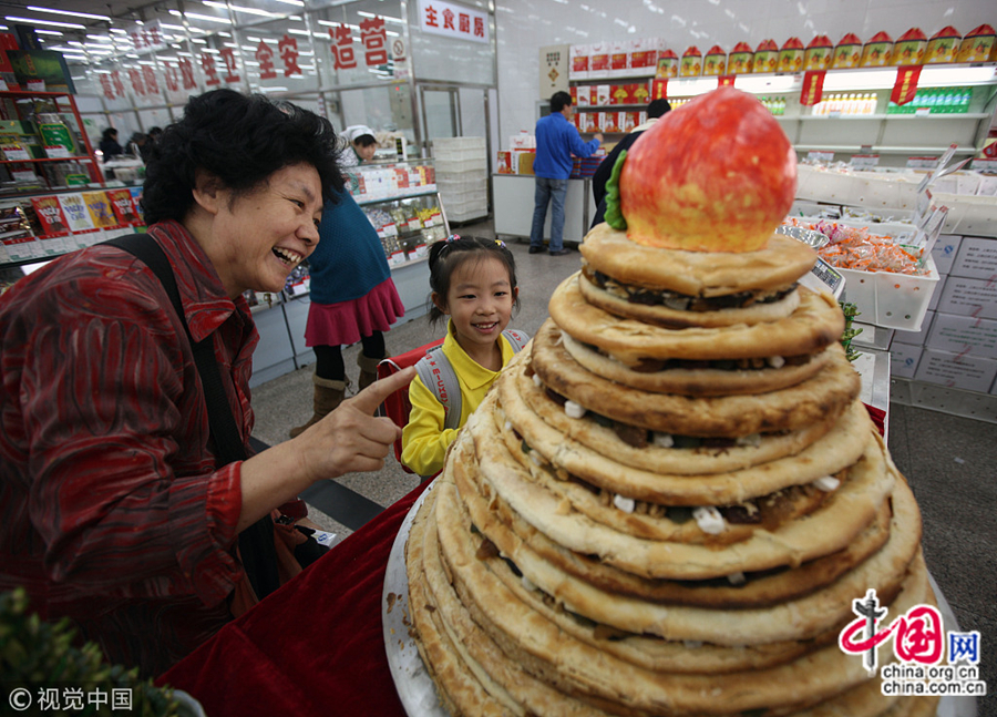 В 9-й день 9 месяца по лунному календарю в Китае отмечается Праздник двойной девятки, который в народе получил еще несколько названий – Праздник Чунъян, День двойного счастья или праздник пожилых людей. 