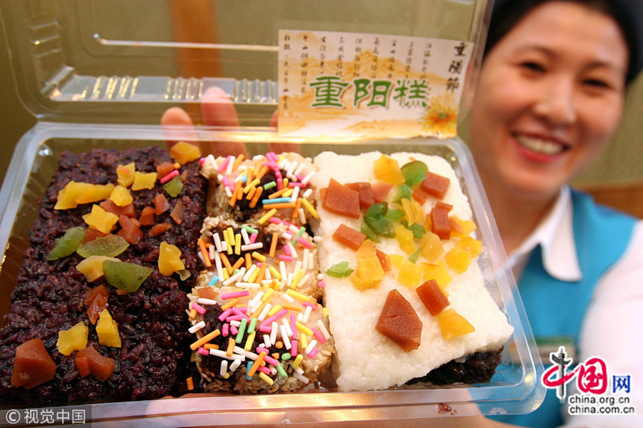 В 9-й день 9 месяца по лунному календарю в Китае отмечается Праздник двойной девятки, который в народе получил еще несколько названий – Праздник Чунъян, День двойного счастья или праздник пожилых людей. 