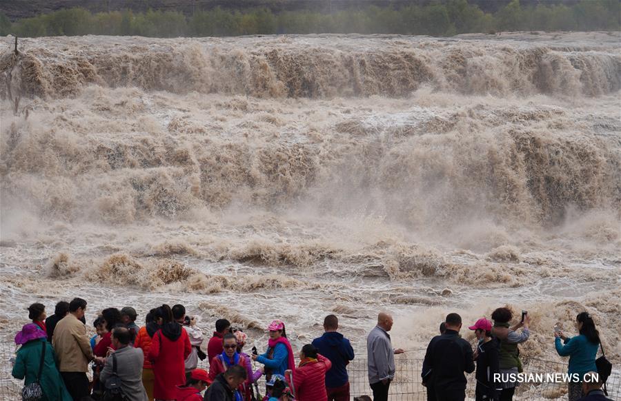 После недавних проливных дождей в верховьях Хуанхэ заметно усилился поток воды на водопаде Хукоу в провинции Шэньси /Северо-Западный Китай/. 