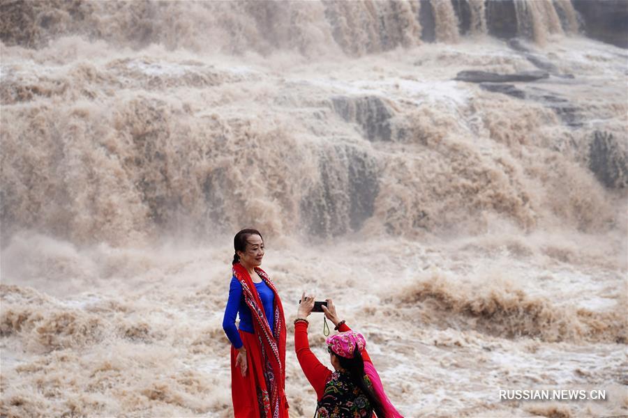После недавних проливных дождей в верховьях Хуанхэ заметно усилился поток воды на водопаде Хукоу в провинции Шэньси /Северо-Западный Китай/. 
