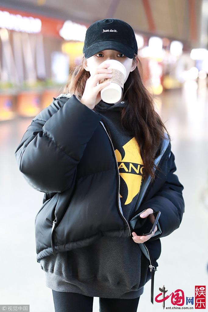 Новые фото: красавица Линь Юнь в аэропорту