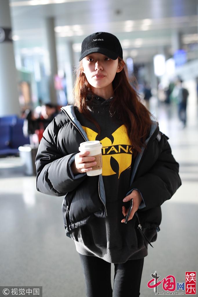 Новые фото: красавица Линь Юнь в аэропорту
