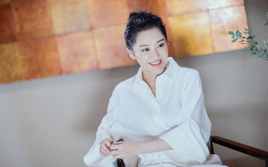 Изящная актриса Сюй Цин