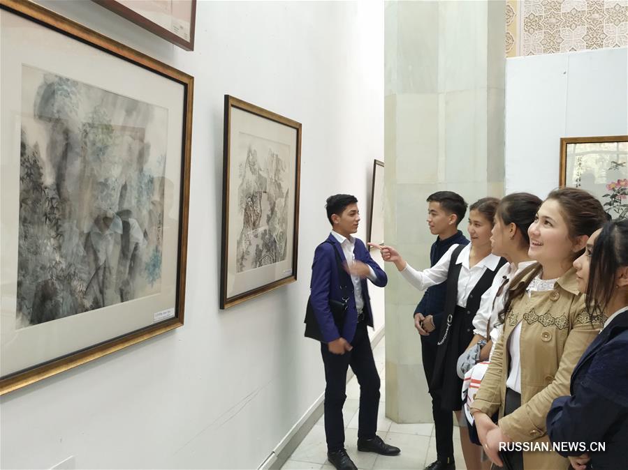  В Академии художественных наук Узбекистана сегодня состоялась церемония открытия художественной выставки китайской живописи. 