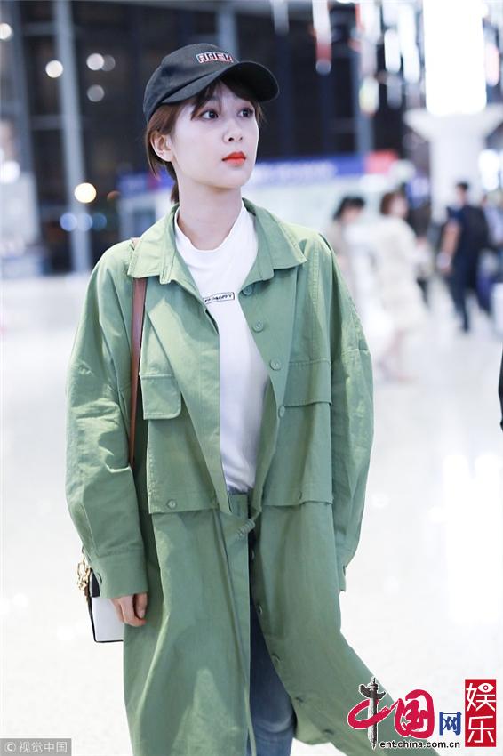 Красавица Ян Цзы в аэропорту