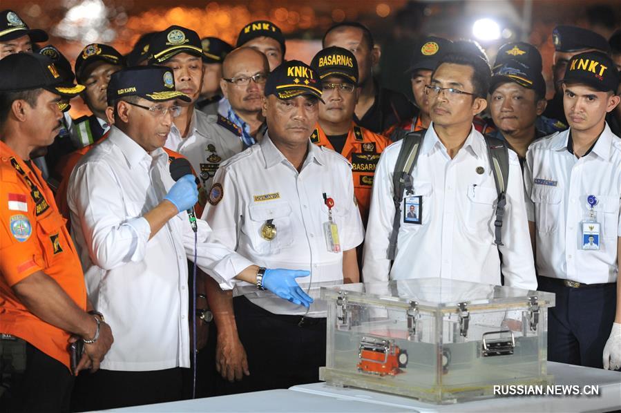 Спасатели подняли на поверхность черный ящик потерпевшего катастрофу самолета индонезийской авиакомпании Lion Air. Об этом сообщили в четверг в Министерстве транспорта Индонезии.