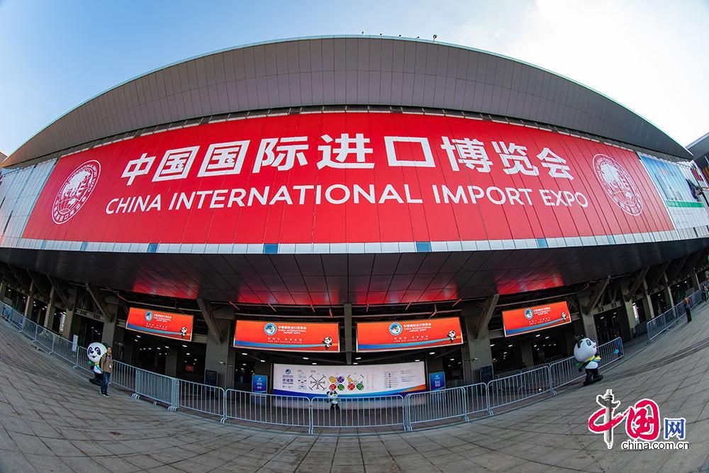На фото: 5 ноября Первое китайское международное импортное ЭКСПО открылось в Национальном выставочном центре Шанхая.