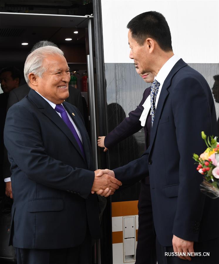 Президент Сальвадора Санчес Серен в воскресенье прибыл в Шанхай для участия в первом Китайском международном импортном ЭКСПО, которое пройдет 5-10 ноября.