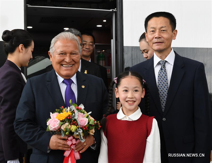 Президент Сальвадора Санчес Серен в воскресенье прибыл в Шанхай для участия в первом Китайском международном импортном ЭКСПО, которое пройдет 5-10 ноября.