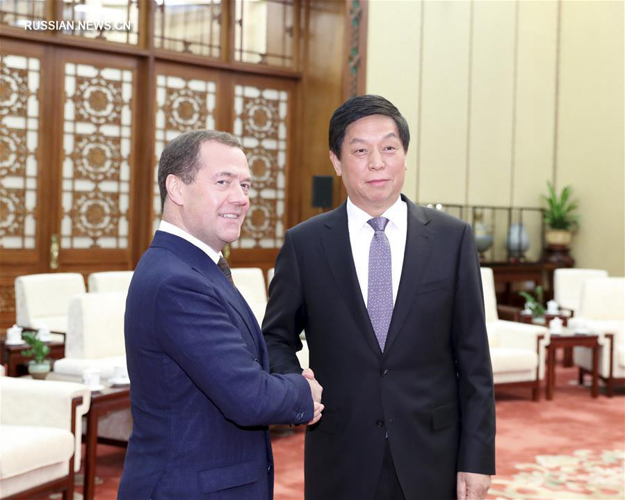 Ли Чжаньшу встретился с премьер-министром РФ Дмитрием Медведевым