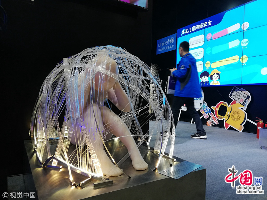 6 ноября 2018 года в первой половине дня, ЭКСПО «Свет интернета» (Light of Internet EXPO) в рамках Пятой всемирной конференции по вопросам Интернета открылось в поселке Учжэнь провинции Чжэцзян. 