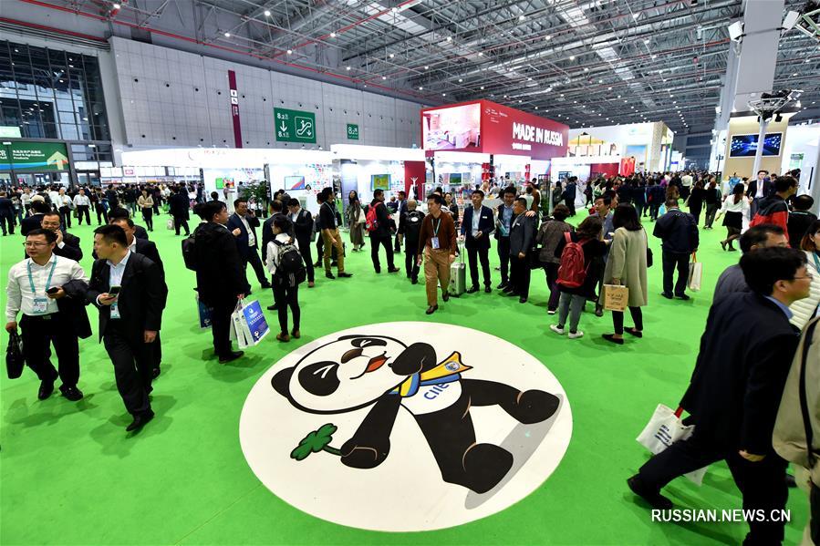 На фото -- корпоративные экспозиции на первом Китайском международном импортном ЭКСПО в Шанхае. В работе выставки принимают участие свыше 3000 компаний из более 130 стран и районов мира.
