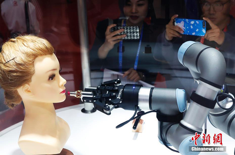 Робот-визажист на Первом китайском международном импортном ЭКСПО