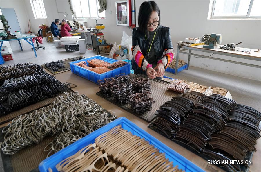 42-летний Ло Сяопин основал в 2014 году свое собственное предприятие по производству бамбуковых оправ для очков в уезде Фэнсинь провинции Цзянси /Восточный Китай/. Ло Сяопин поставляет свою продукцию по всему миру. 