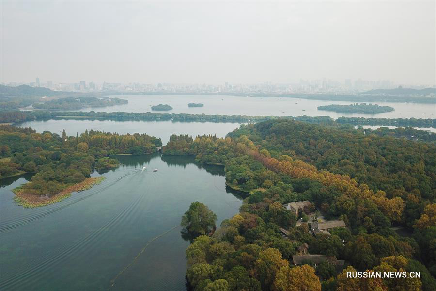 Конец осени на озере Сиху в городе Ханчжоу