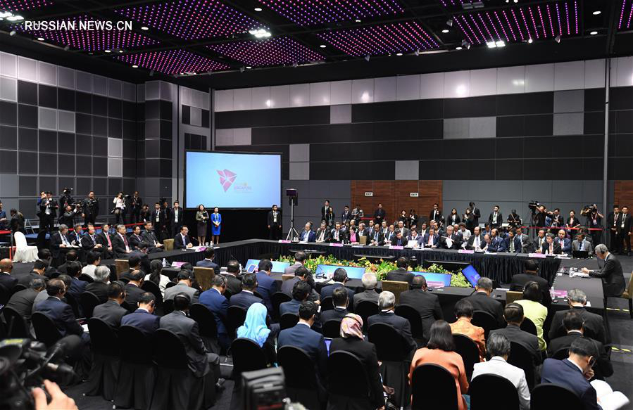 Ли Кэцян принял участие в 21-й встрече руководителей Китай-АСЕАН
