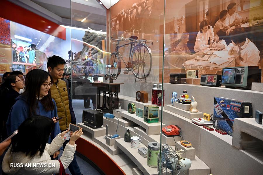 Экспонаты на выставке в честь 40-летия политики реформ и открытости в КНР
