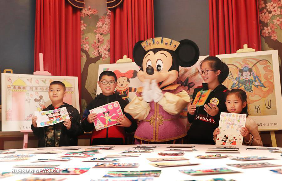 Шанхайский парк развлечений "Диснейленд" отметил 90-летний юбилей Микки Мауса