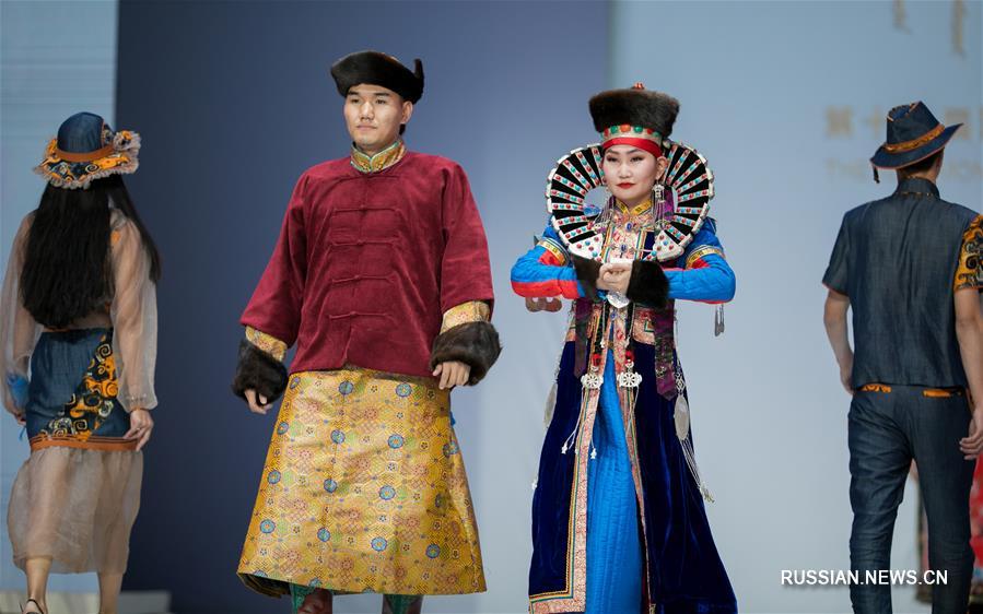 15-й Художественный фестиваль монгольского костюма открылся в понедельник в Хух-Хото, административном центре автономного района Внутренняя Монголия /Северный Китай/. Фестиваль продлится шесть дней.