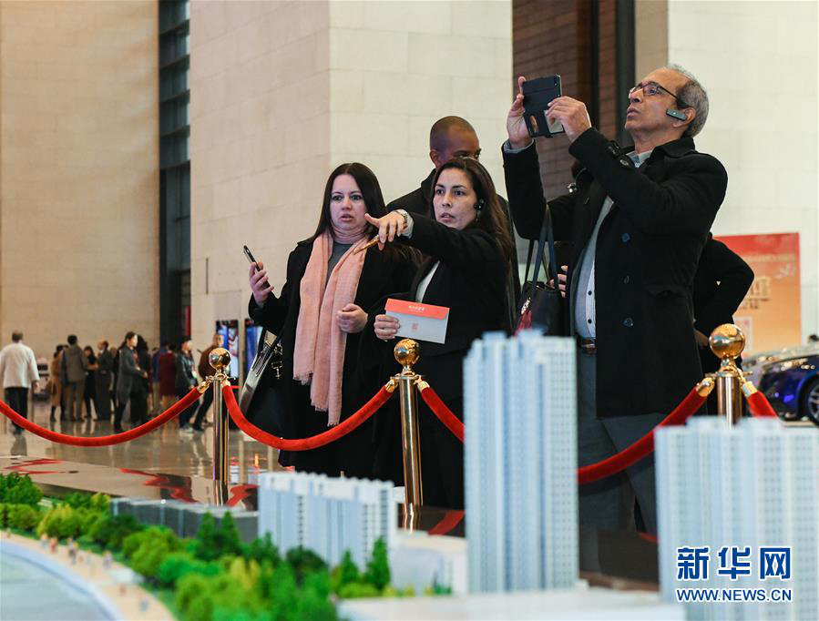Иностранные гости посетили выставку в честь 40-летия политики реформ и открытости в Китае