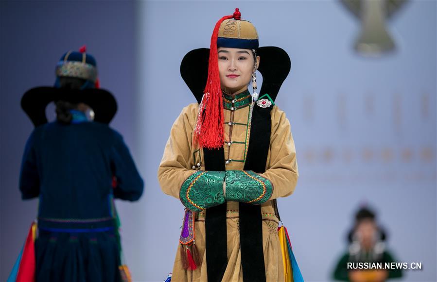 15-й Художественный фестиваль монгольского костюма открылся в понедельник в Хух-Хото, административном центре автономного района Внутренняя Монголия /Северный Китай/. Фестиваль продлится шесть дней.