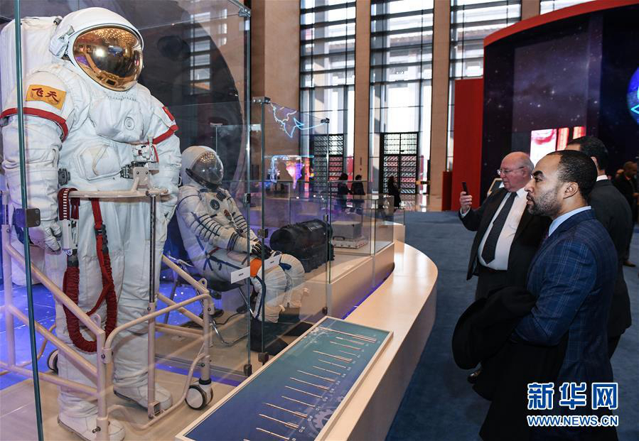 Иностранные гости посетили выставку в честь 40-летия политики реформ и открытости в Китае