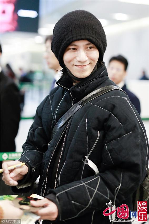 Знаменитый китайский актер Чэнь Кунь в аэропорту