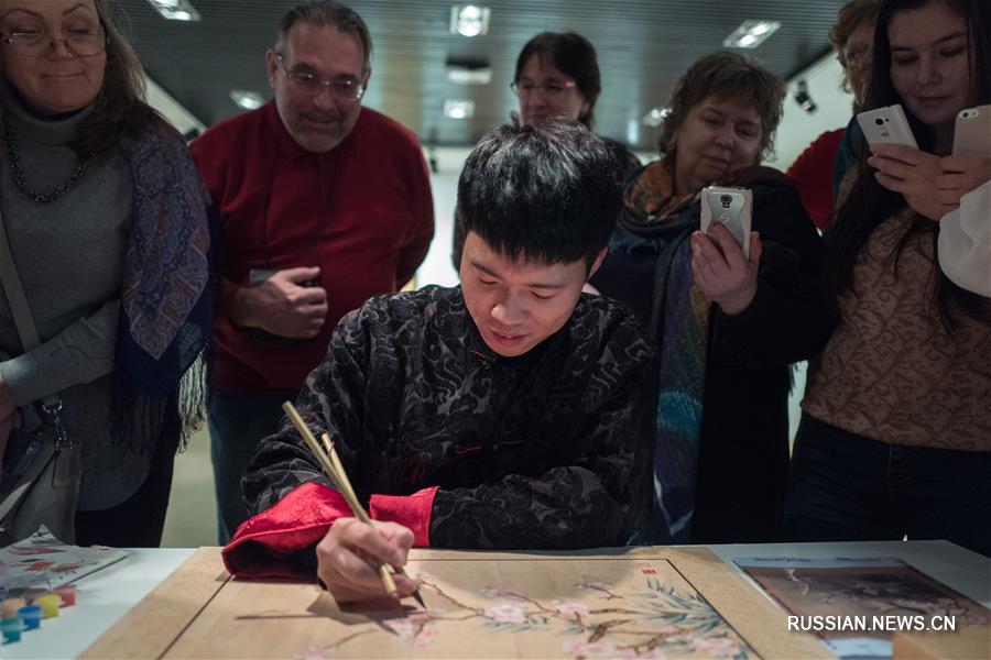 22 ноября уроком рисования для детей в Центре китайской культуры в Москве открылась Российская передвижная выставка китайской росписи по дереву. 