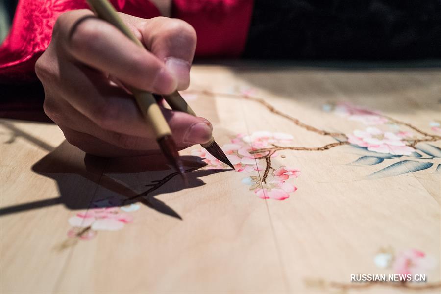 22 ноября уроком рисования для детей в Центре китайской культуры в Москве открылась Российская передвижная выставка китайской росписи по дереву. 