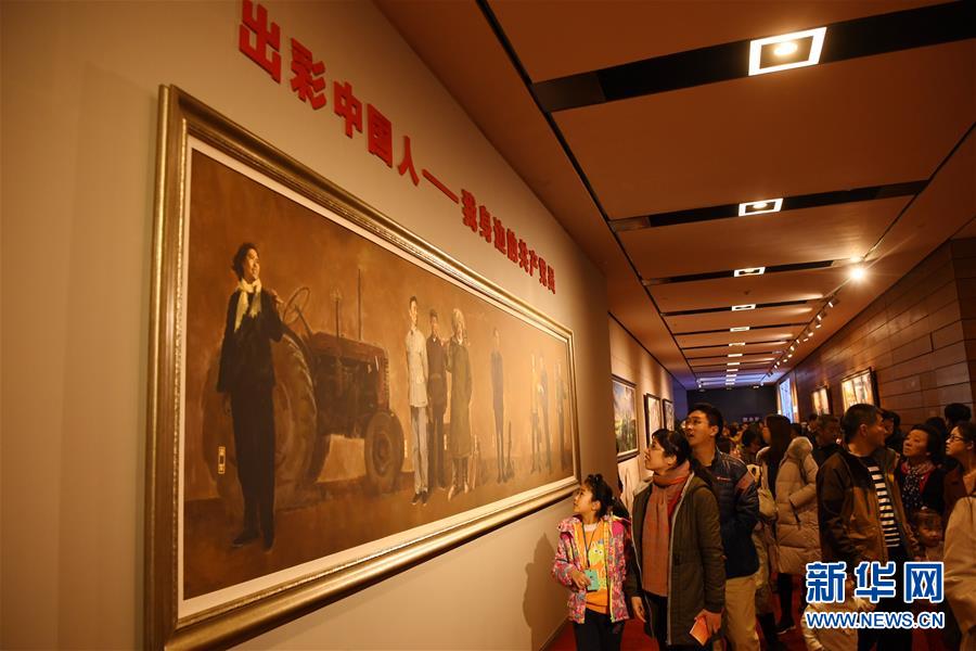 Выставка в честь 40-летия проведения политики реформ и открытости привлекла большое количество посетителей в конце недели