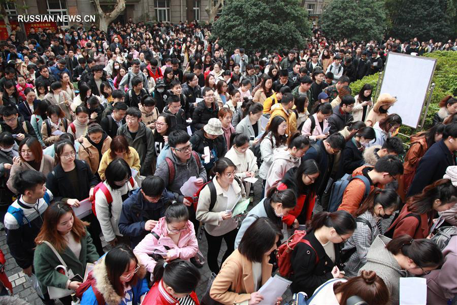 В Китае около 1 млн человек приняли участие в общенациональных экзаменах по приему на госслужбу