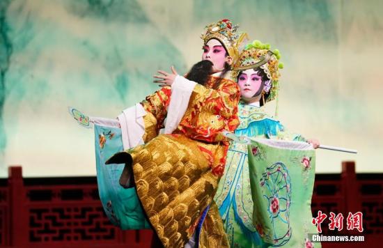 Иностранные преподаватели и студенты представили китайские театральные постановки