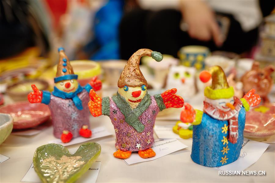 Международная акция прошла во Владивостоке. Ярмарка сувениров, хороводы с Дедом Морозом и Снегурочкой, выступления клоунов, встречи со сказочными героями -- яркие краски праздника. 