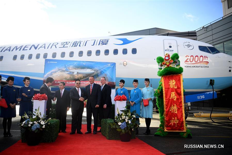 Торжественная церемония передачи китайской стороне 2000-го авиалайнера "Боинг" состоялась сегодня в Сиэтле /США/. Юбилейным бортом стал Boeing-737 MAX, который теперь будет выполнять рейсы для авиакомпании "Сямэнь Эйрлайнс".