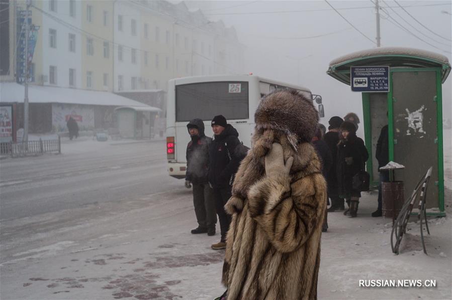Столица Республики Саха /Якутия/ город Якутск -- один из самых холодных городов в мире: средняя температура воздуха в зимние месяцы здесь составляет -40 градусов по Цельсию, а в наиболее морозные дни может опускаться ниже -60 градусов. 