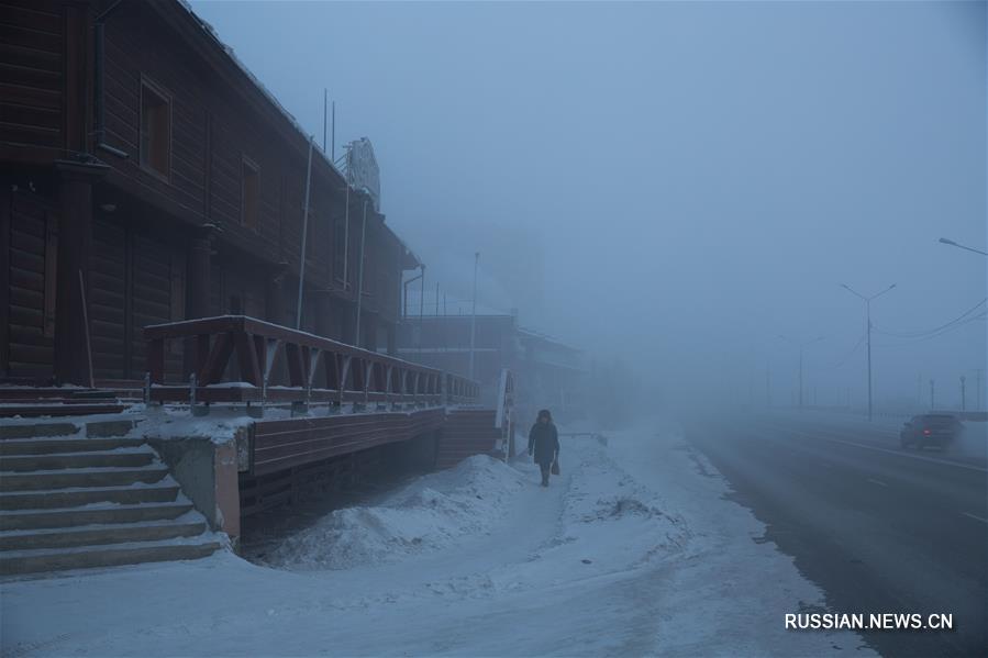 Столица Республики Саха /Якутия/ город Якутск -- один из самых холодных городов в мире: средняя температура воздуха в зимние месяцы здесь составляет -40 градусов по Цельсию, а в наиболее морозные дни может опускаться ниже -60 градусов. 